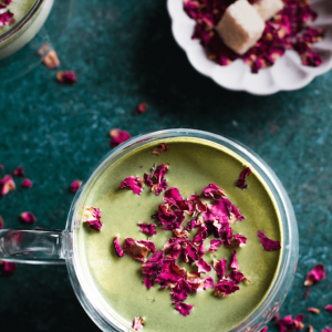 Matcha with Rose petals - Image